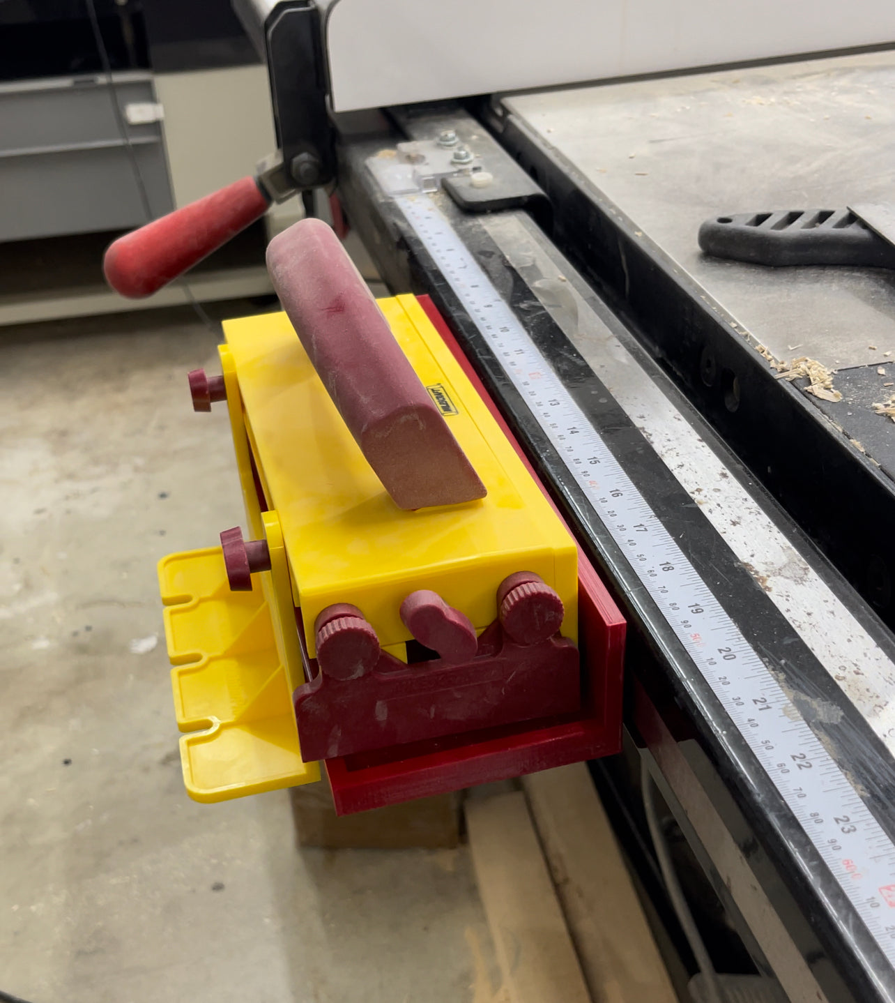 Magnetic tray for table saw, jointer, or other machines
