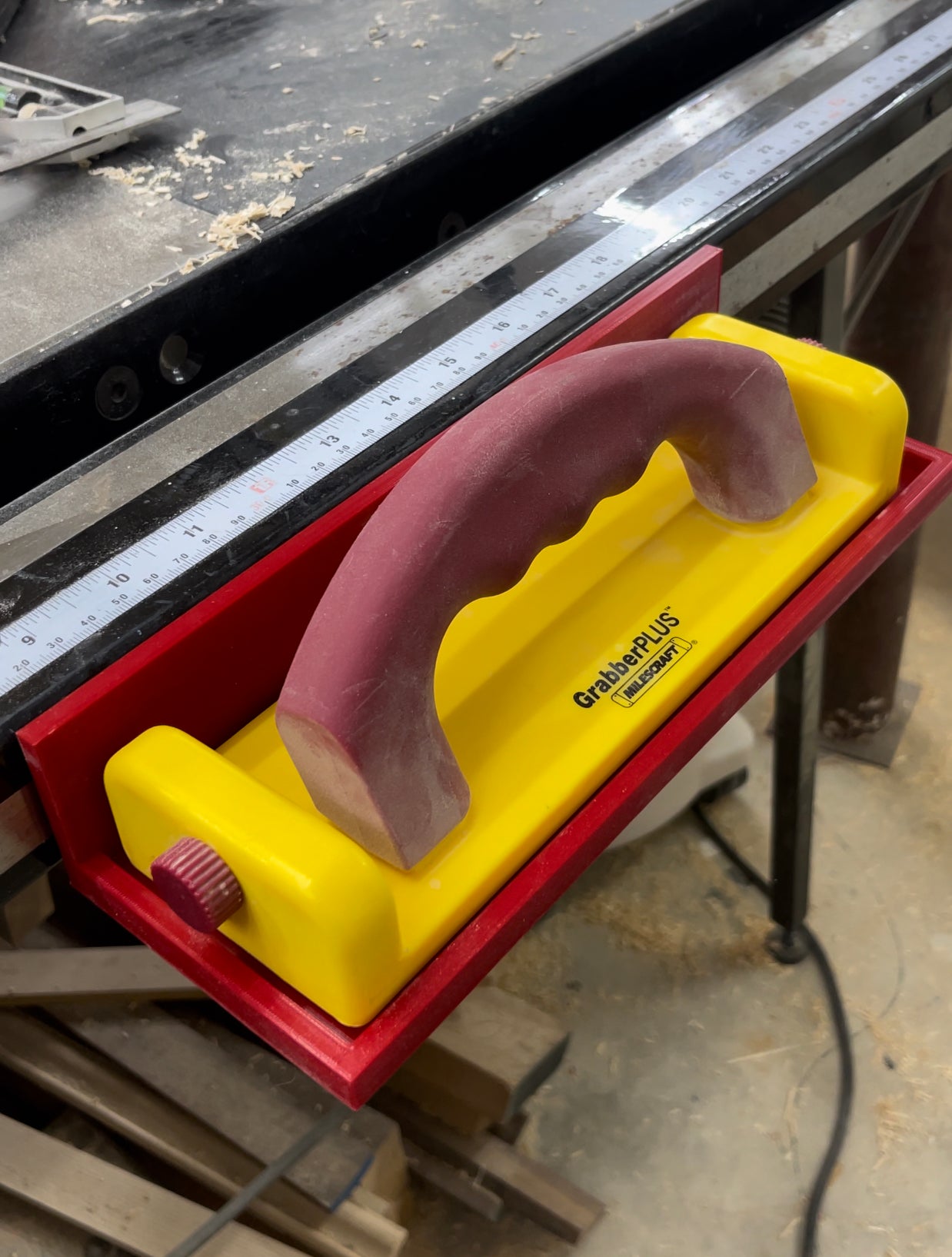 Magnetic tray for table saw, jointer, or other machines