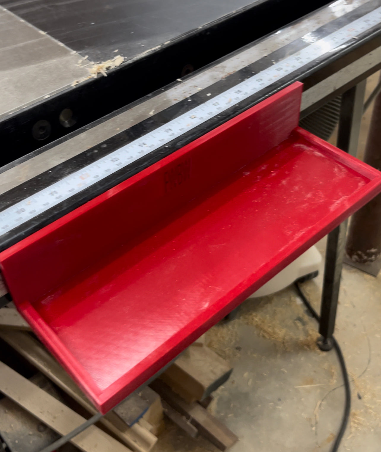 Magnetic tray for table saw, jointer, or other machines