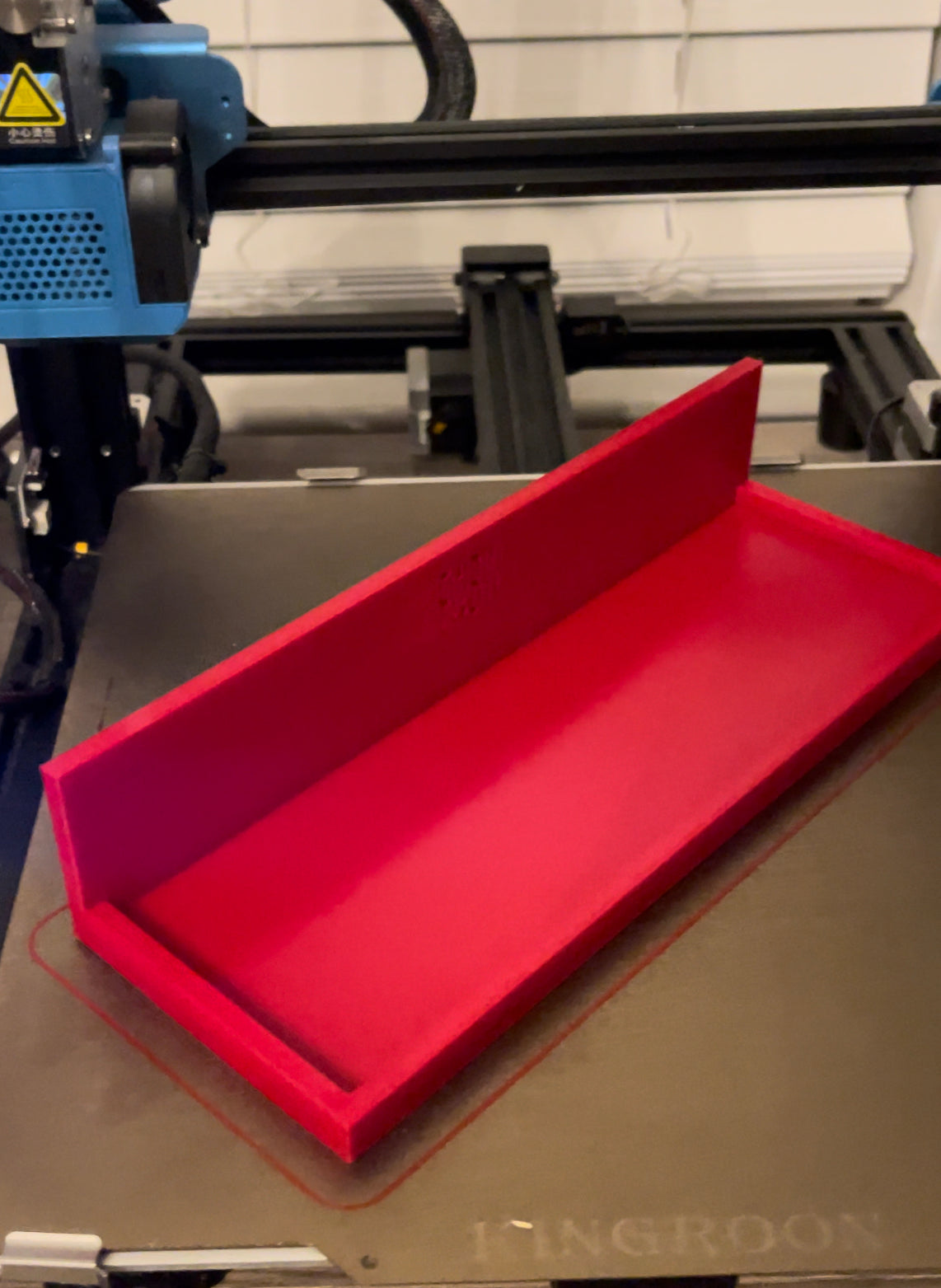 Magnetic tray for table saw, jointer, or other machines