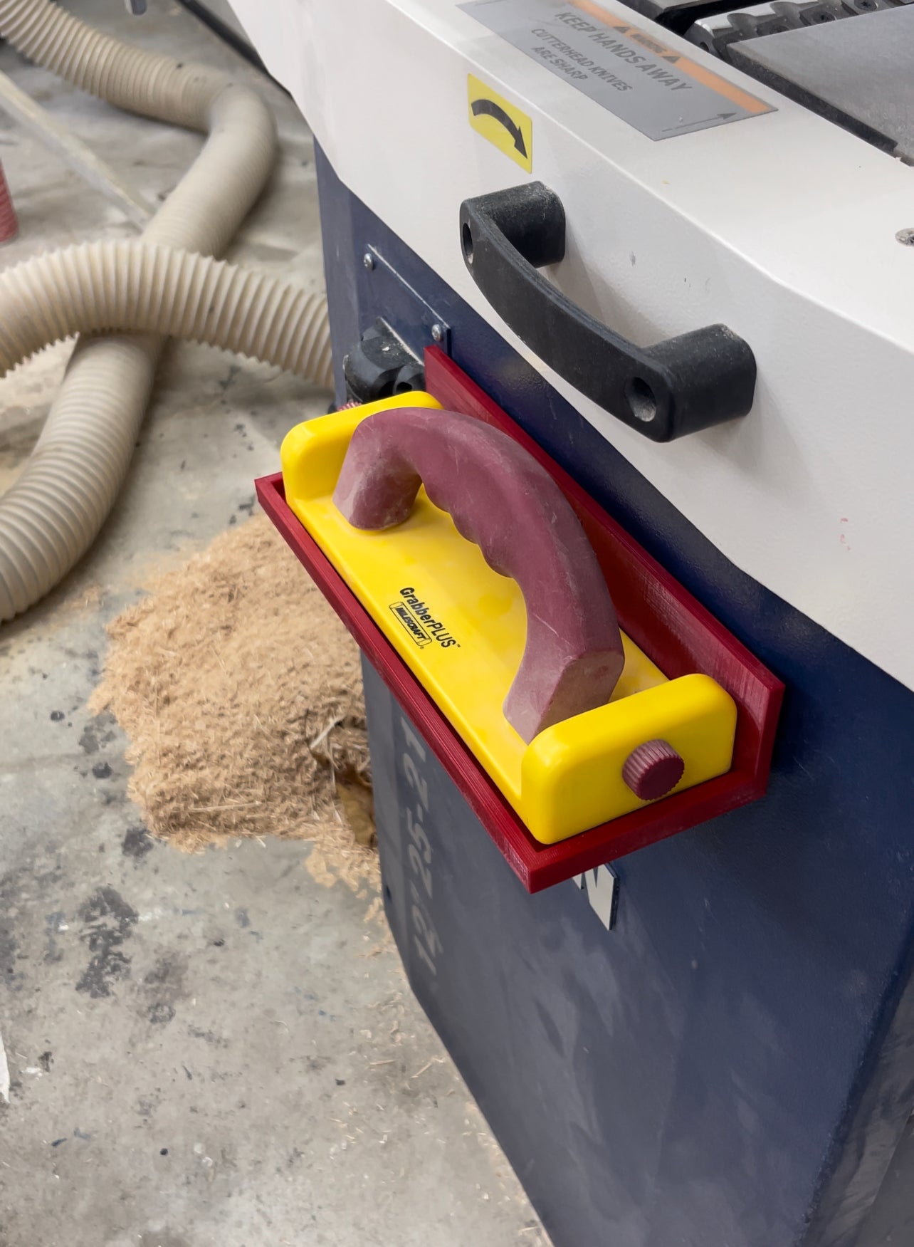 Magnetic tray for table saw, jointer, or other machines