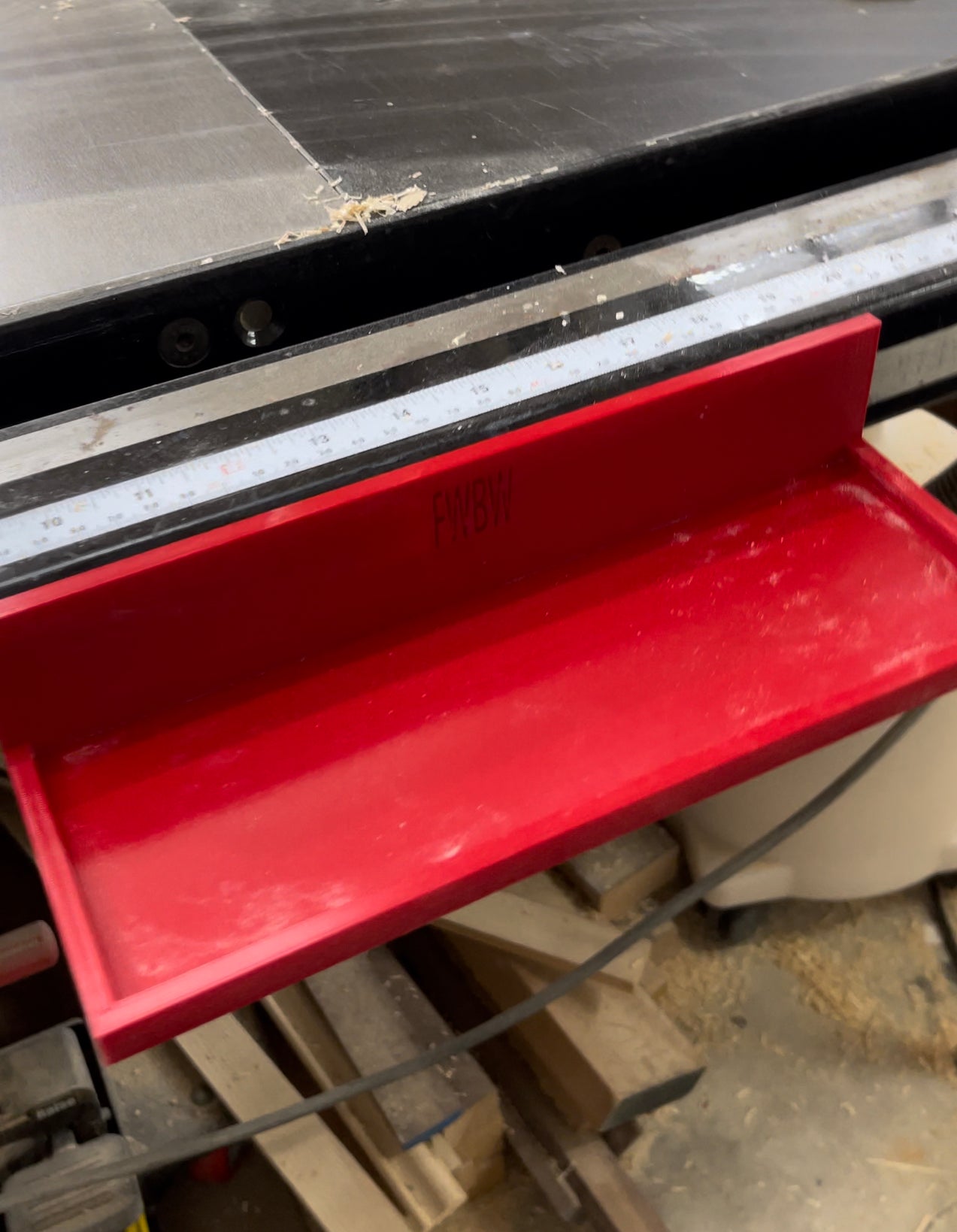 Magnetic tray for table saw, jointer, or other machines